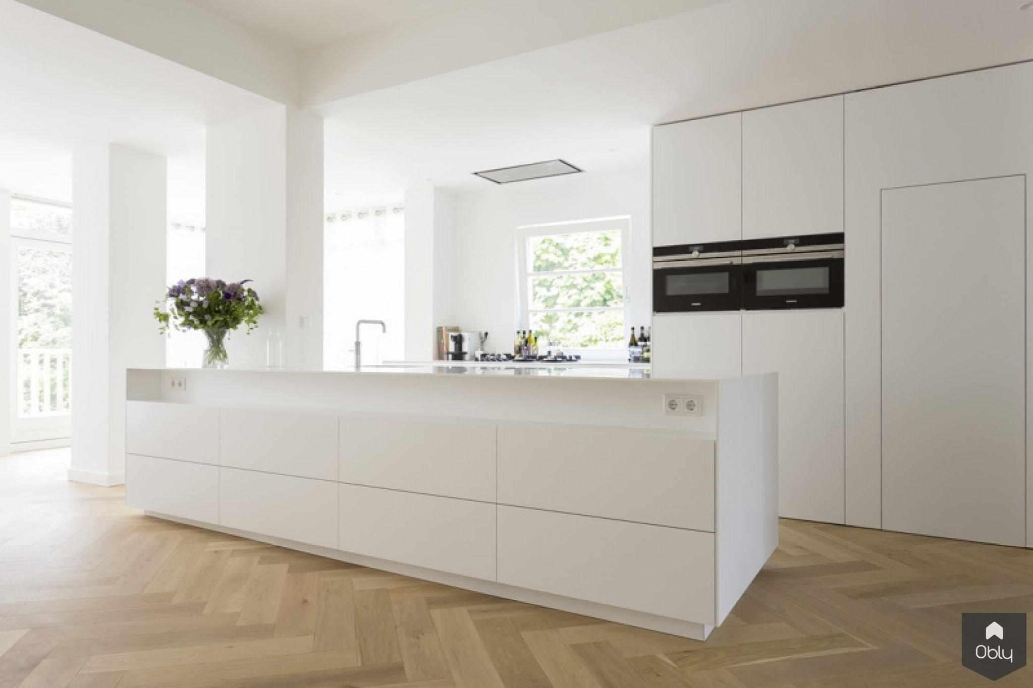 HI-MACS werkblad met PITT Cooking-Cora Techniek-alle,exclusieve keuken met maatwerk eiland,HI-MACS keuken met PITT Cooking,Keuken,luxe keuken met verlijmde zijwanden,minimalistische designkeuken,moderne keuken met witte fronten,moderne leefkeuken met HI-MACS werkblad,ruimtelijke keuken met PITT Cooking branders,strak wit kookeiland met geïntegreerde gaskookplaat,wit keuken eiland met naadloos werkblad-OBLY