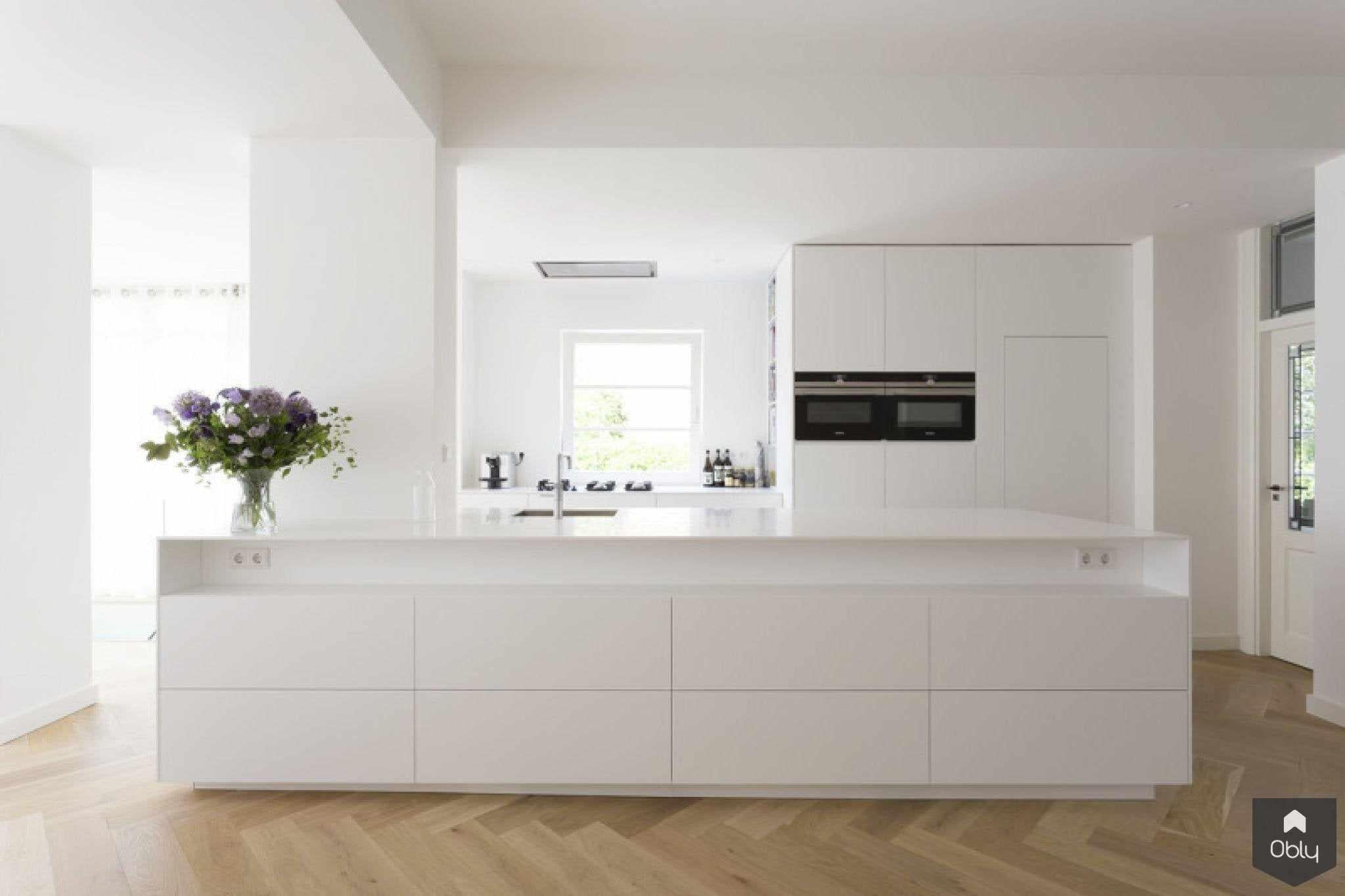 HI-MACS werkblad met PITT Cooking-Cora Techniek-alle,exclusieve keuken met maatwerk eiland,HI-MACS keuken met PITT Cooking,Keuken,luxe keuken met verlijmde zijwanden,minimalistische designkeuken,moderne keuken met witte fronten,moderne leefkeuken met HI-MACS werkblad,ruimtelijke keuken met PITT Cooking branders,strak wit kookeiland met geïntegreerde gaskookplaat,wit keuken eiland met naadloos werkblad-OBLY