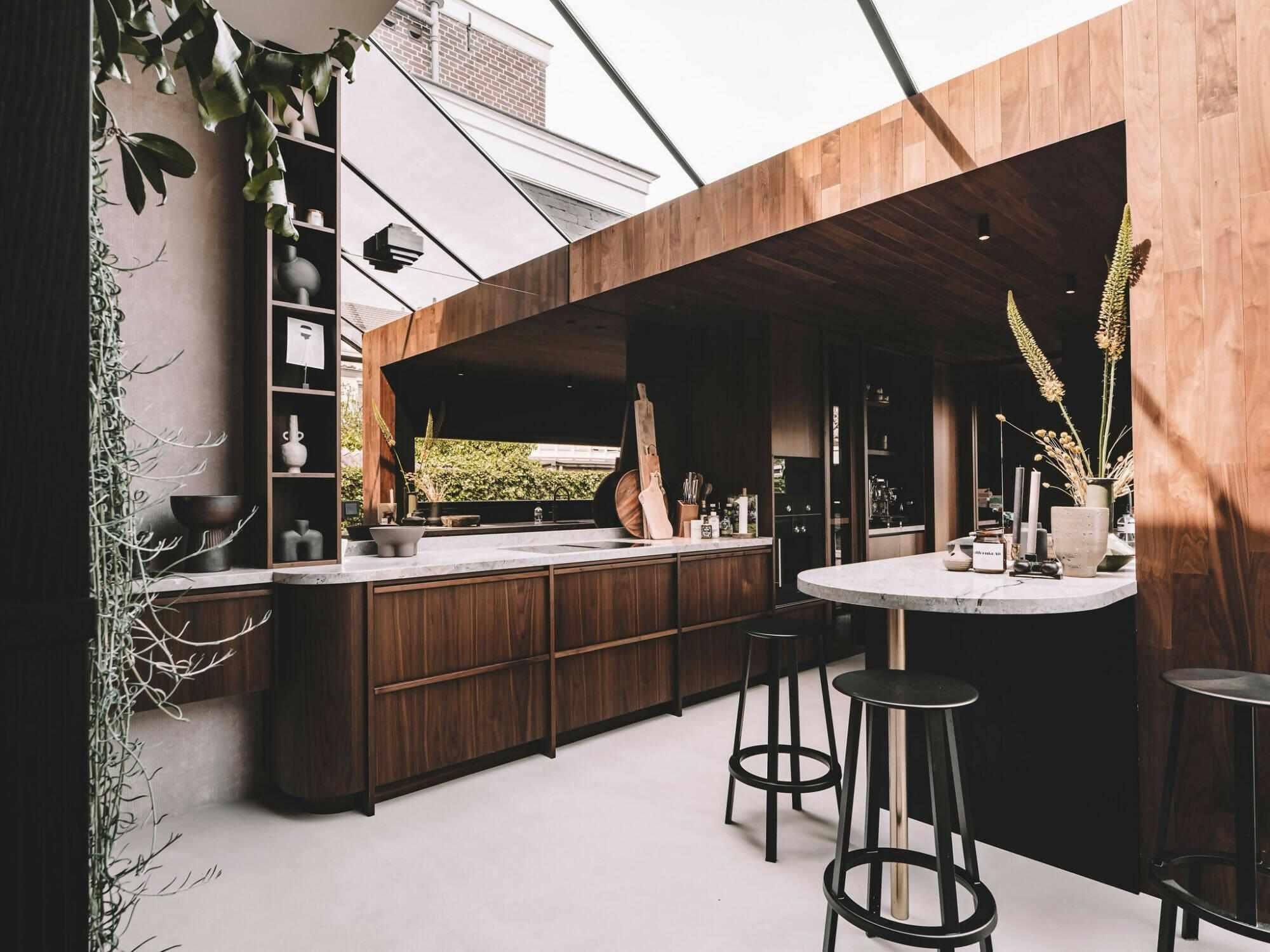 Heerlijke vibe in lichte en ruimtelijke stadsvilla-Jeroen de Nijs BNI-keuken,lichte stadsvilla,moderne leefkeuken,open leefruimte,warme materialen-lichte en ruimtelijke stadsvilla-OBLY