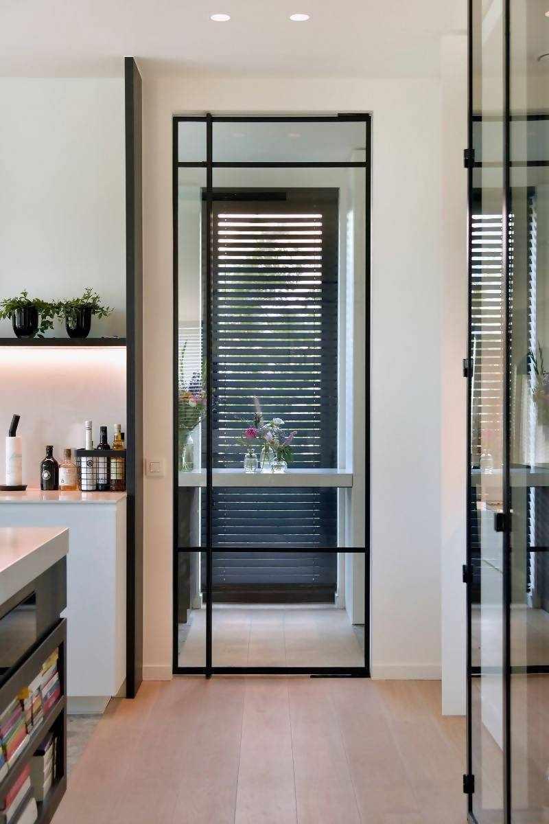 High-end keuken met taatsdeuren-Stalendeurenhuys-alle,design keukeninterieur,glazen taatsdeur,luxe keukenontwerp,maatwerk stalen deuren,moderne woonkeuken,stalen binnendeuren,stalen taatsdeuren-OBLY