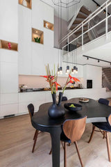 Hoge keuken verbonden met woonkamer-Huisvanbinnen-design meubels interieur,hoge keuken woonkamer,Keuken,lichte keuken inspiratie,maatwerk stalen trap,minimalistisch interieurdesign,moderne woonkeuken,open leefruimte,verbonden woonkamer keuken,witte houtlook keuken-Hoge keuken verbonden met woonkamer-OBLY