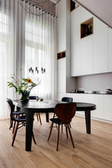 Hoge keuken verbonden met woonkamer-Huisvanbinnen-design meubels interieur,hoge keuken woonkamer,Keuken,lichte keuken inspiratie,maatwerk stalen trap,minimalistisch interieurdesign,moderne woonkeuken,open leefruimte,verbonden woonkamer keuken,witte houtlook keuken-Hoge keuken verbonden met woonkamer-OBLY