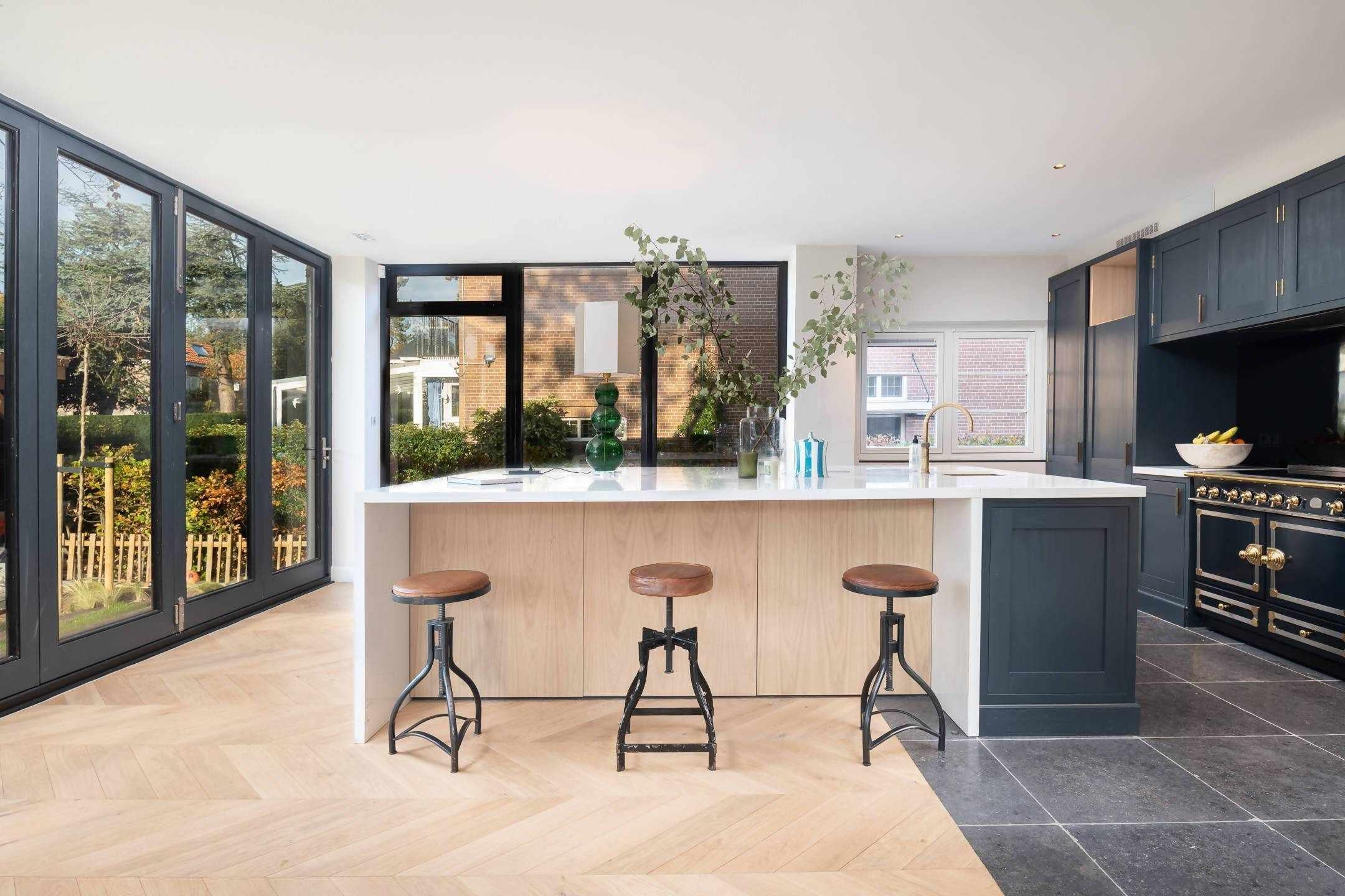 Hongaarse punt jaren 30 woning-The Woodstore-aanbouw,keuken met eiland,keuken met houten vloer,lichte keuken met ramen,moderne keuken,open keuken woonkamer-Jaren 30 woning Hongaarse punt vloer-OBLY