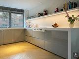 Hoogglans grijze keuken met Corian werkblad-Keukenarchitectuur Midden Brabant-alle,Keuken-OBLY