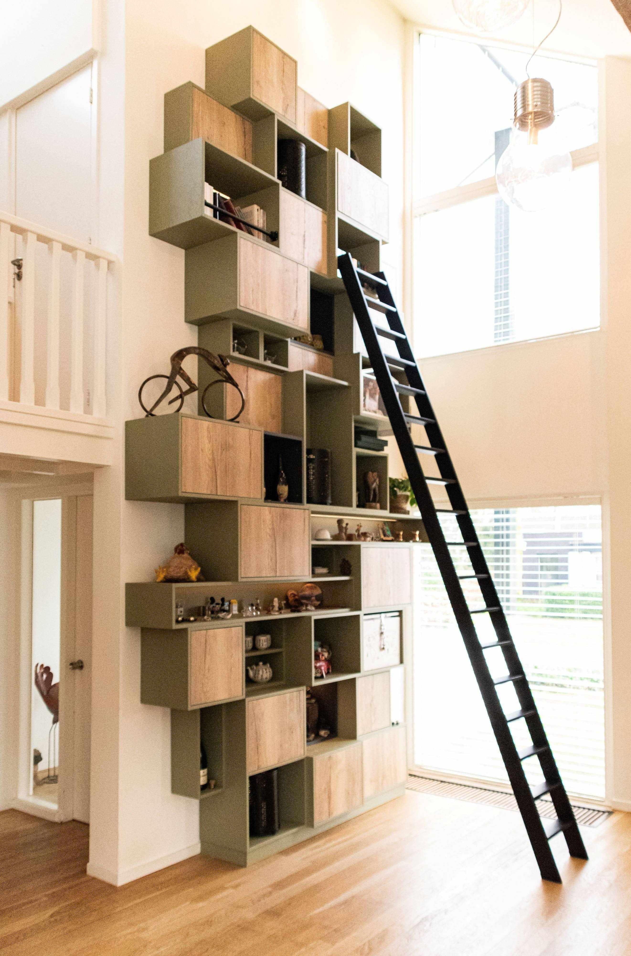 Houten hoge vakkenkast-Hout en Vorm-Woonkamer-Hoge houten vakkenkast-OBLY