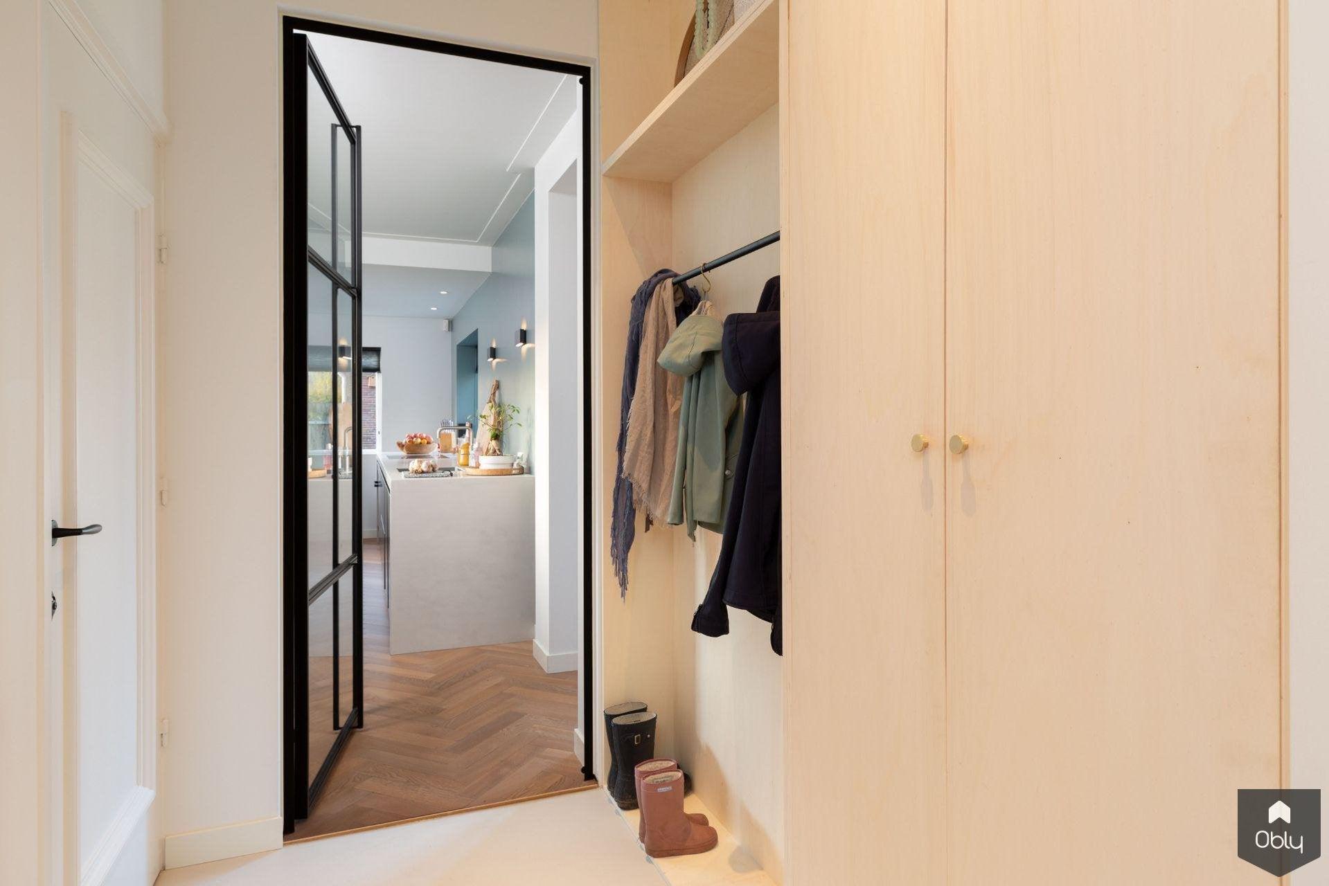 Interieur jaren 30 woning met houten meubelen-Content Traprenovatie-alle,betonplexmeubel,eetkamerbank,eikenhout,houteninterieur,interieurjaren30,maatwerkkast,maatwerkmeubels,Woonkamer-OBLY