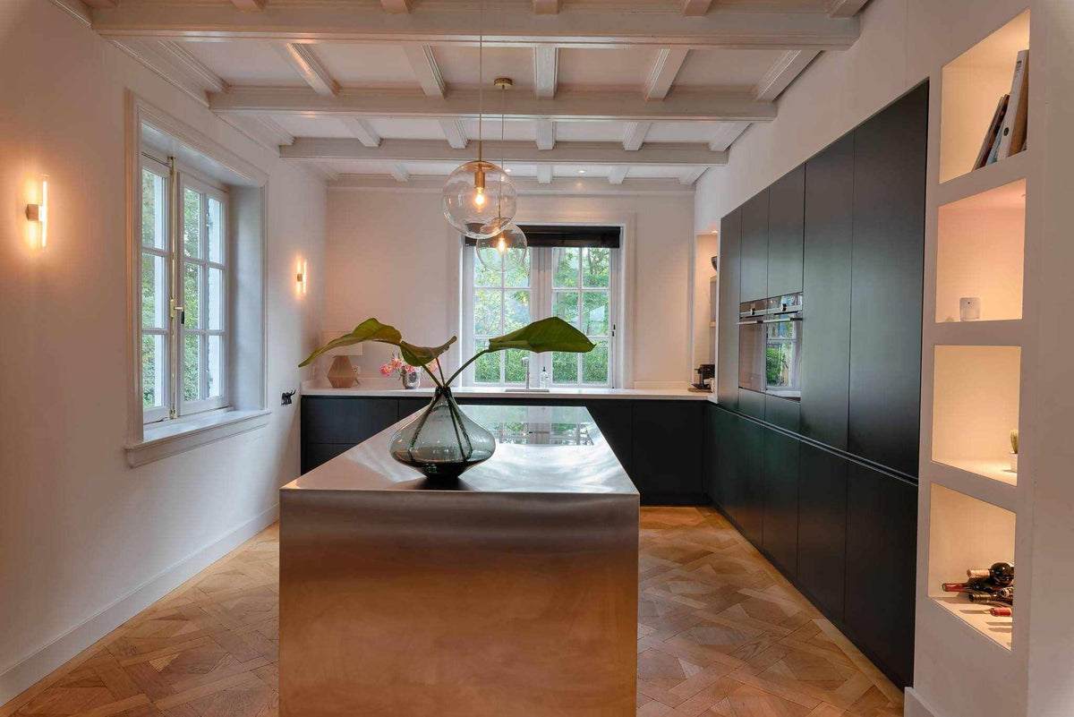 Interieur metamorfose villa-Van Der Cruijsen Interieurbouw-alle,exclusieve leefkeuken inrichting,groene keukenfronten,interieur metamorfose villa,Keuken,luxe woonkeuken op maat,maatwerk interieur ontwerp,marmerlook keukenblad,moderne keuken inspiratie,villa met rieten kap-Interieur metamorfose villa-OBLY