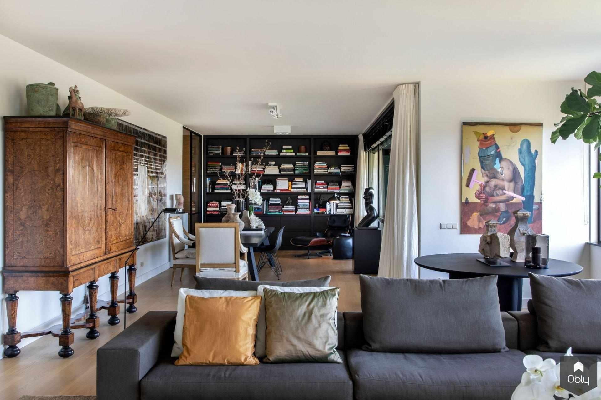Interieurontwerp appartement vol kunst-Erik Koijen-alle,badkamer design,design keuken,interieur renovatie,karakteristieke woning,modern interieur,moderne badkamer,moderne uitbouw,open leefruimte,vrijstaand bad,warme interieurstijl,wellnessruimte,Woonkamer,woonkeuken-OBLY
