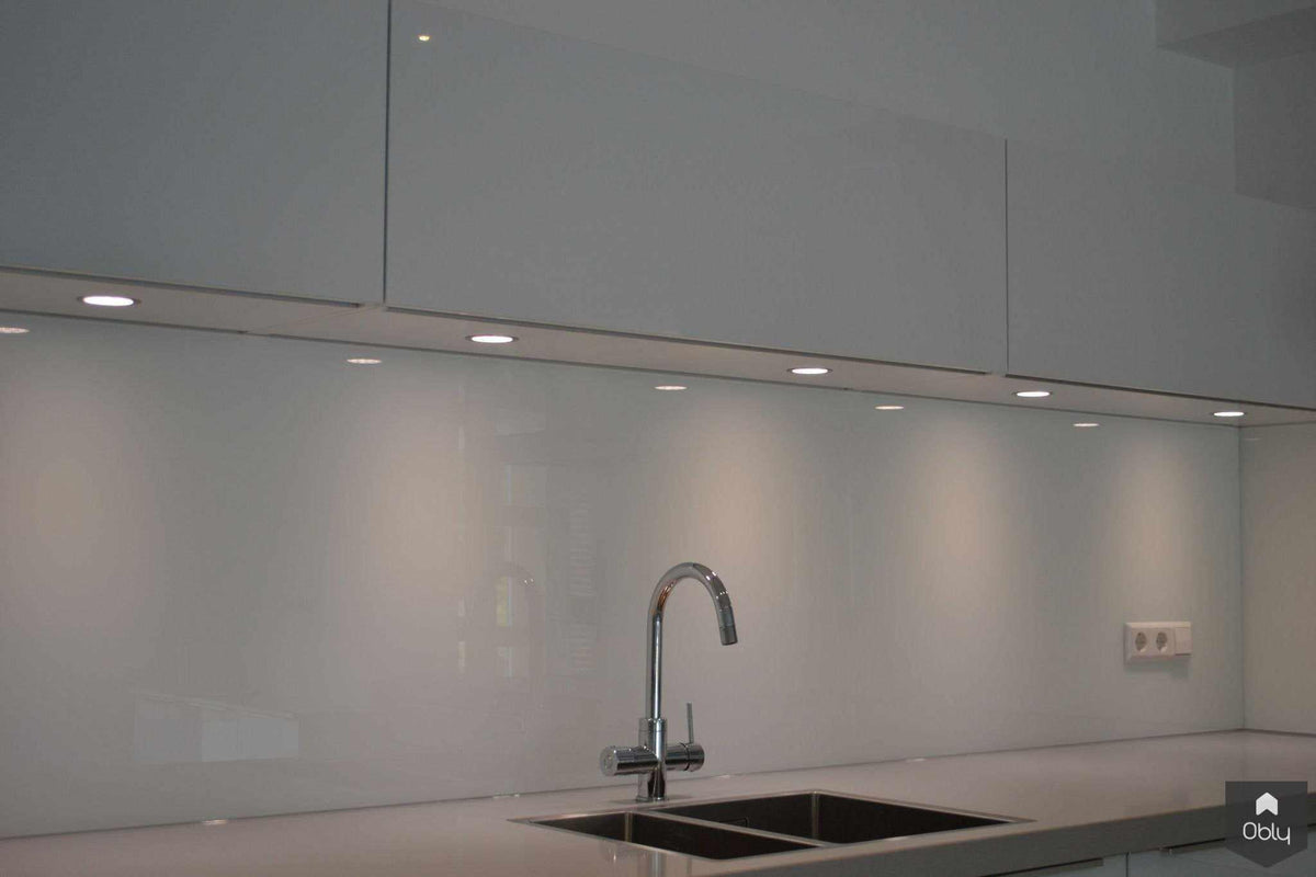 Keukenachterwand van glas-Overveld Glas-alle,glazen spatwand keuken,Keuken,keuken met glazen achterwand,moderne keuken glaswand,strakke keuken glaswand,witte moderne keuken-OBLY