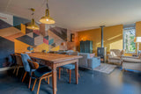 Kleurrijke gezinswoning-Huisvanbinnen-design verlichting interieur,eclectisch interieurdesign,gezellige leefruimte,kleurrijke eetkamer,kleurrijke gezinswoning,moderne gezinswoning,statement woonkamer,stijlvolle woondecoratie,warme woonkamer kleuren,woonkamer-Kleurrijke gezinswoning-OBLY