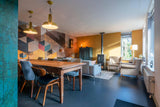 Kleurrijke gezinswoning-Huisvanbinnen-design verlichting interieur,eclectisch interieurdesign,gezellige leefruimte,kleurrijke eetkamer,kleurrijke gezinswoning,moderne gezinswoning,statement woonkamer,stijlvolle woondecoratie,warme woonkamer kleuren,woonkamer-Kleurrijke gezinswoning-OBLY