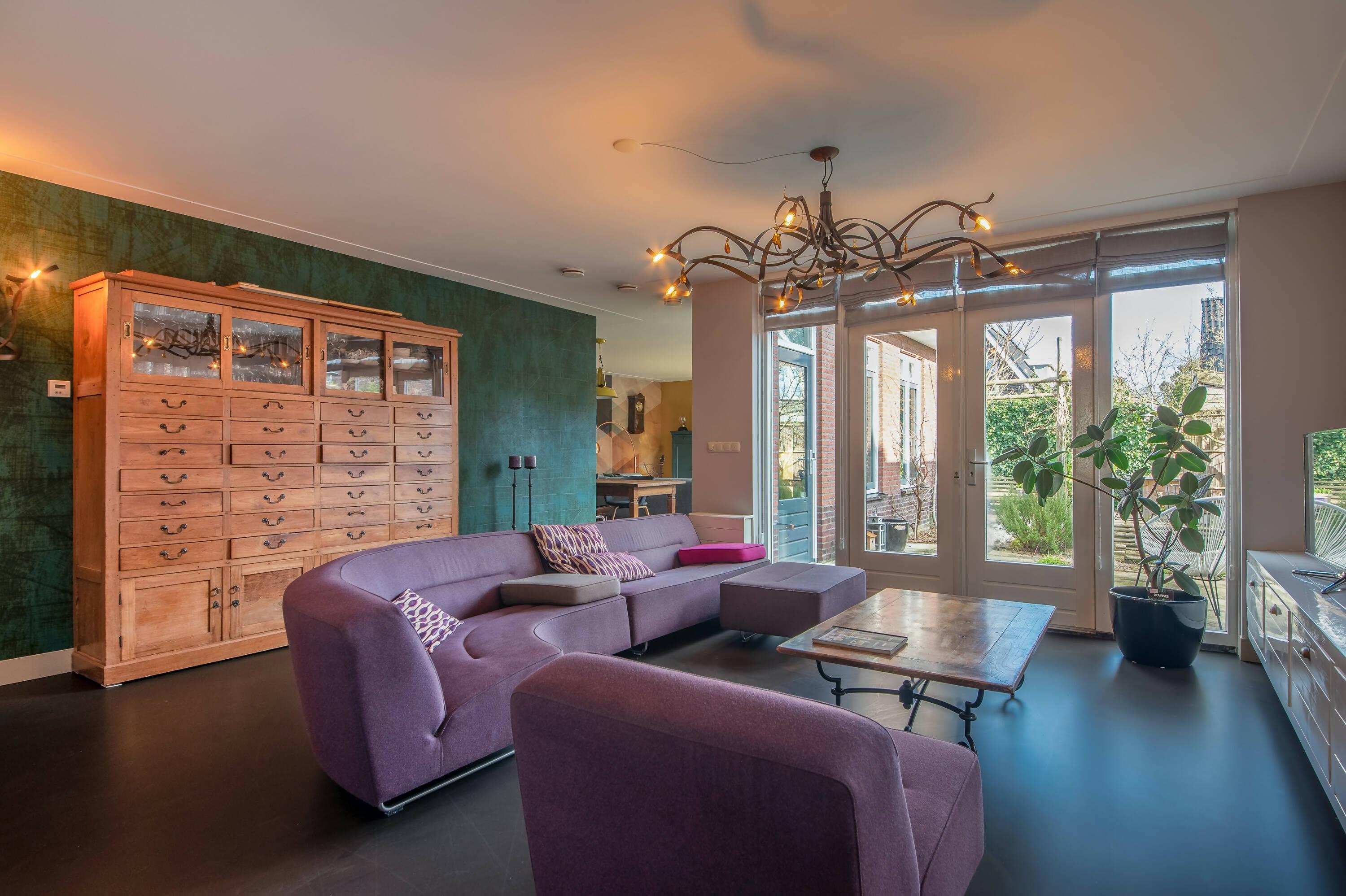 Kleurrijke gezinswoning-Huisvanbinnen-design verlichting interieur,eclectisch interieurdesign,gezellige leefruimte,kleurrijke eetkamer,kleurrijke gezinswoning,moderne gezinswoning,statement woonkamer,stijlvolle woondecoratie,warme woonkamer kleuren,woonkamer-Kleurrijke gezinswoning-OBLY