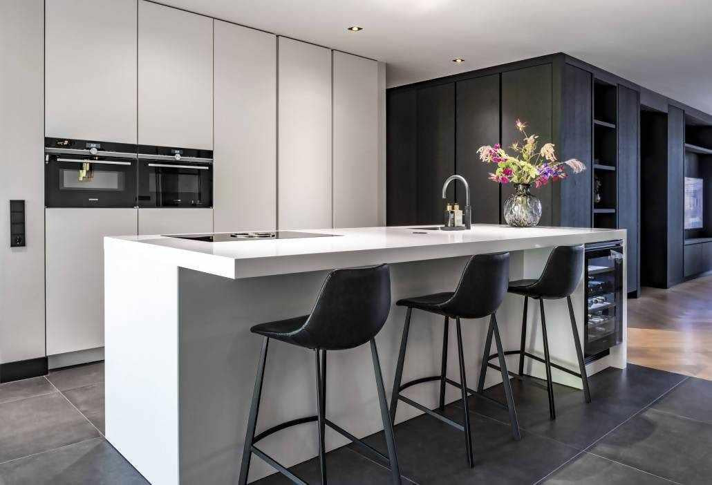 Kookeiland met wijnkast-Cora Techniek-Corian keukenwerkblad,designkeuken met wijnklimaatkast,Keuken,keuken met BORA inductiekookplaat,kookeiland met wijnkast,luxe leefkeuken inspiratie,moderne keuken met kookeiland,strakke maatwerk keuken,witte keuken met bar-Kookeiland met luxe wijnkast-OBLY
