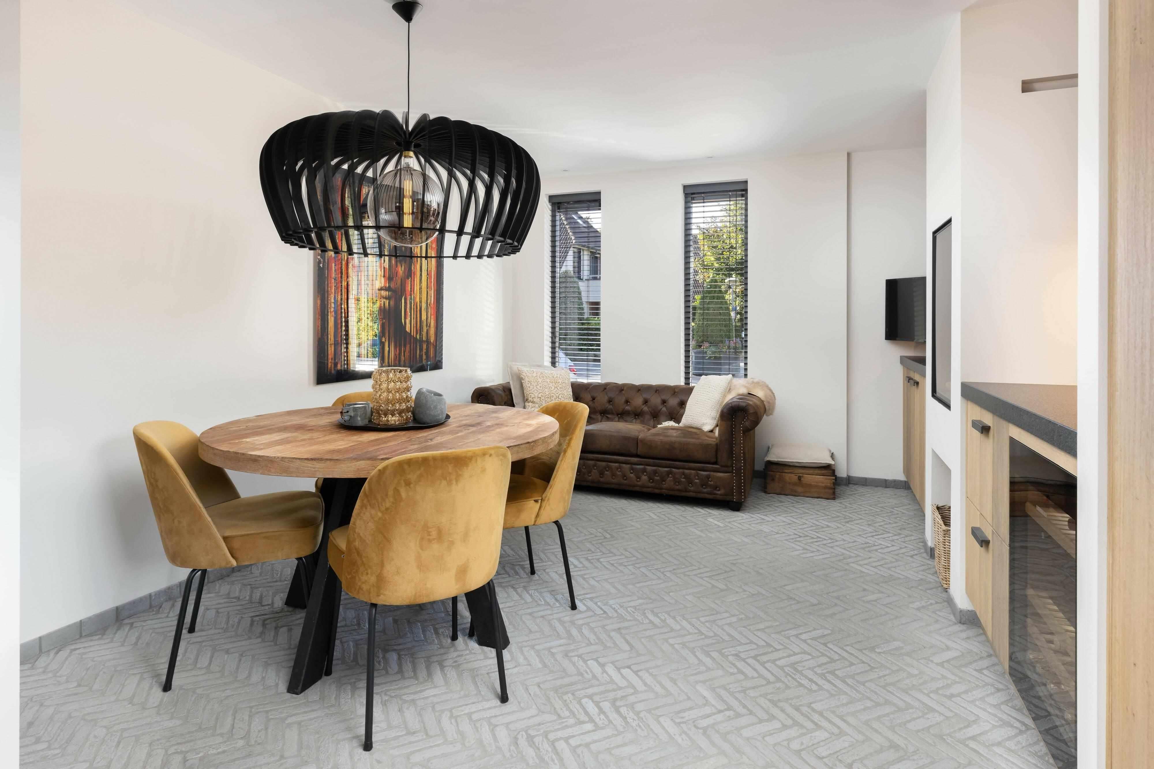 Leefkeuken met authentieke vloer-Van den Heuvel & Van Duuren-keuken,keuken met eethoek,keuken met houten kasten,keuken met natuursteen vloer,moderne keuken,ruime keuken interieur-OBLY