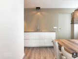 Lichte woonkeuken in zomers woonhuis in Domburg-Grego Design Studio-alle,Keuken,lichte woonkeuken,maatwerk interieurdesign,maatwerk kustinterieur,moderne keuken aan zee,stijlvolle kustwoning,wit zand grijs interieur,Zeeuwse woonstijl,zomers woonhuis Domburg-Lichte woonkeuken in Domburg | Grego Design Studio-OBLY