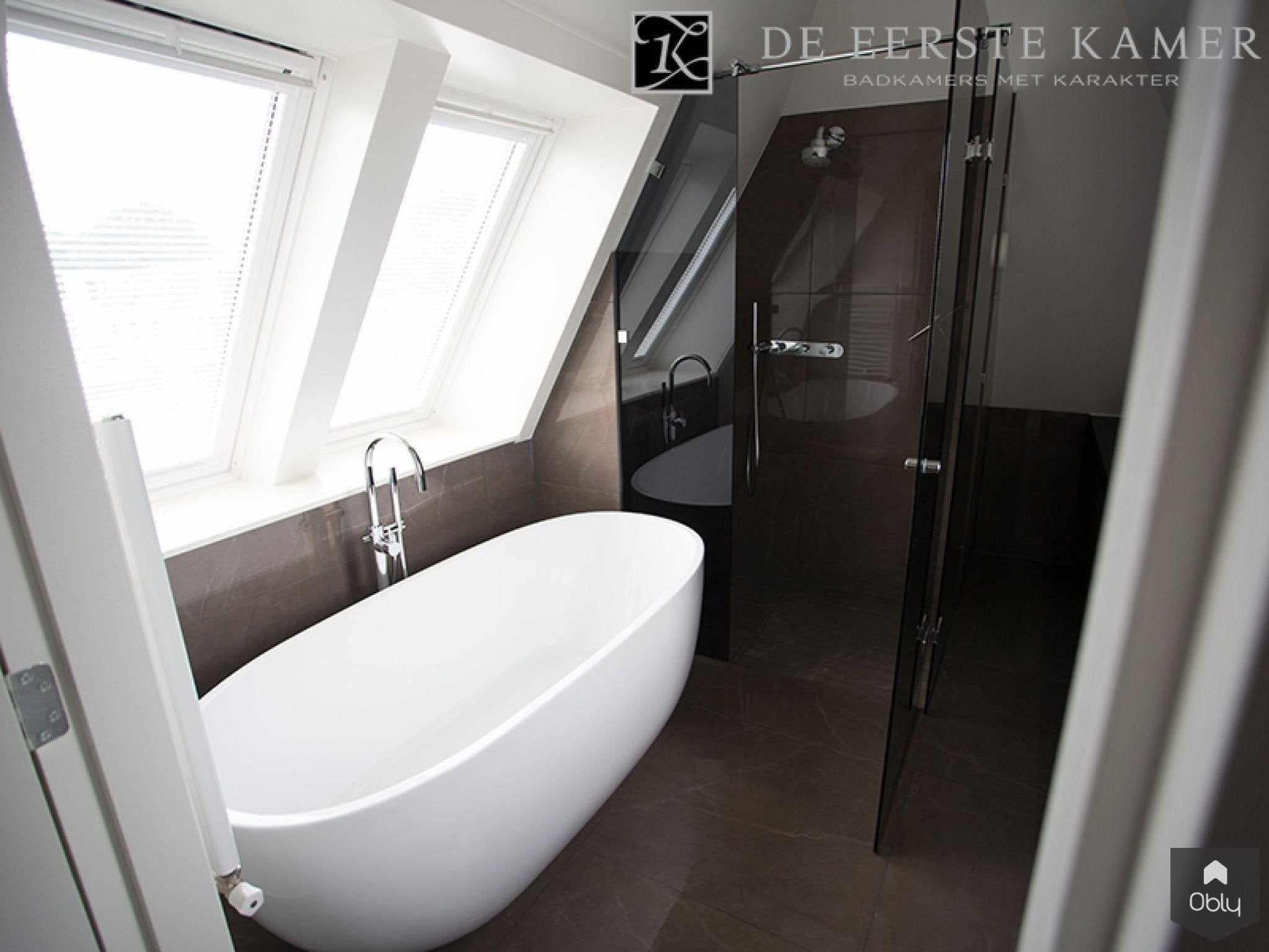 Luxe badkamer-De Eerste Kamer-alle,Badkamer,badkamer met dakraam,badkamer met veel licht,dubbele wastafel design,glazen douchewand,luxe badkamer inspiratie,moderne badkamer inrichting,strak sanitair design,vrijstaand ligbad modern-OBLY