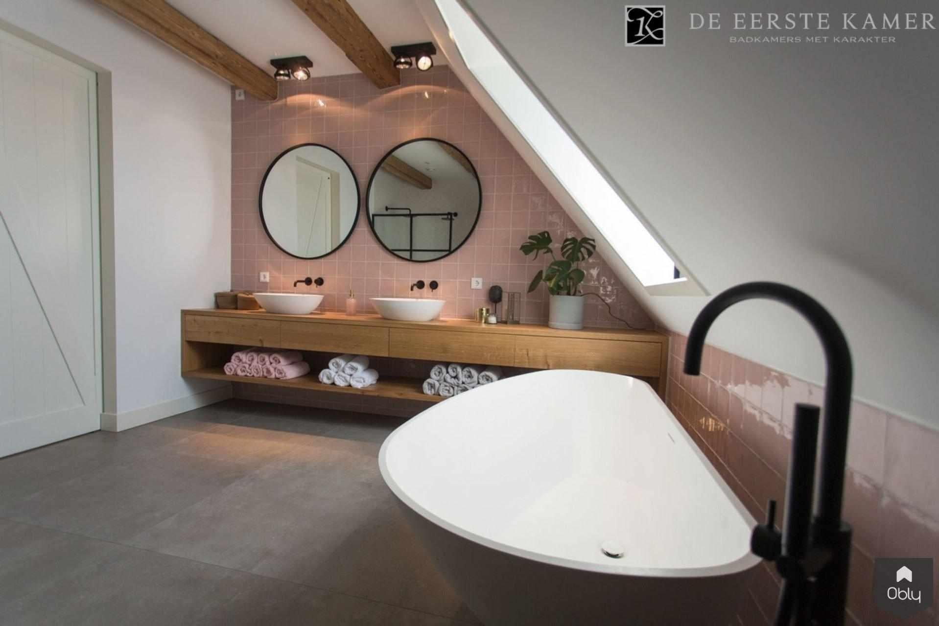 Luxe badkamer met roze tegels-De Eerste Kamer-alle,Badkamer,badkamer met ronde spiegel,badkamer met roze tegels,badkamer met visgraat tegels,badkamer met vrijstaand bad,badkamer met zwarte accenten,inloopdouche met tegels,luxe badkamer roze tegels,moderne badkamer roze,zachte kleuren badkamer-OBLY