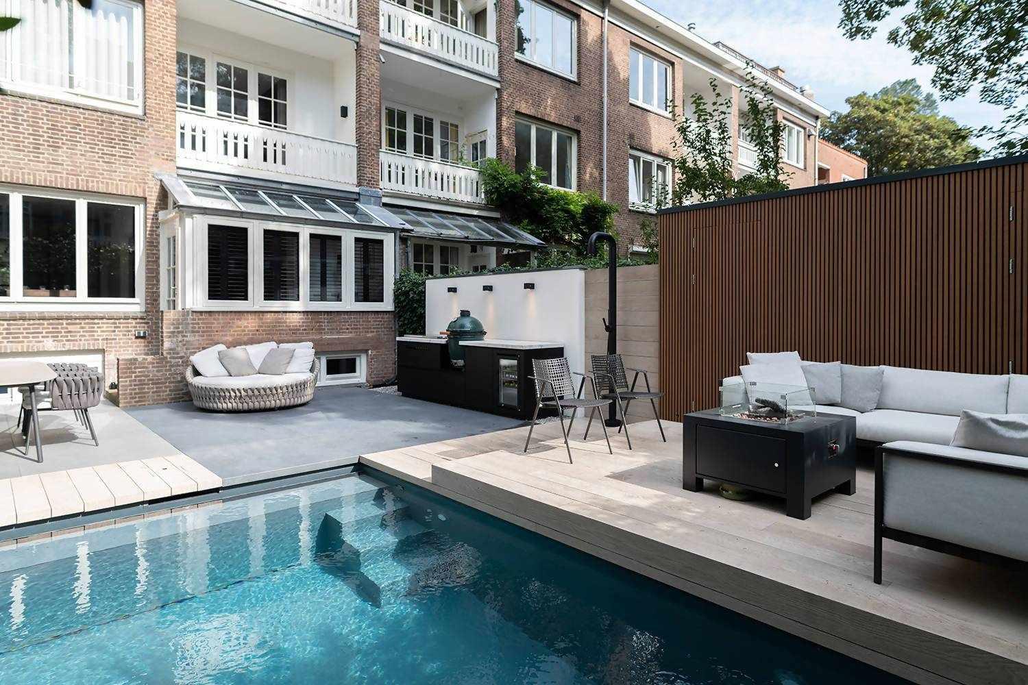 Luxe buitenkeuken in Amsterdamse stadstuin-COOXS-design buitenkeuken met Dekton werkblad,exclusieve stadstuin inspiratie,Exterieur,Keuken,luxe buitenkeuken stadstuin,luxe buitenleven inspiratie,moderne buitenkeuken met Big Green Egg,moderne tuin met zwembad,stijlvolle buitenruimte Amsterdam,zwarte buitenkeuken op maat-Luxe buitenkeuken in Amsterdamse stadstuin-OBLY