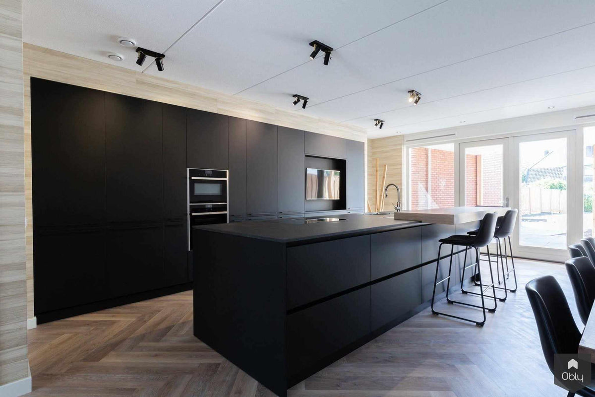 Luxe zwarte keuken met TV-Keukenstudio Stormink-alle,Keuken-OBLY