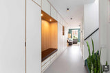 Maatwerk kast van berken multiplex en eiken fineer-Studio Jasper-alle,Entree hal trap-OBLY