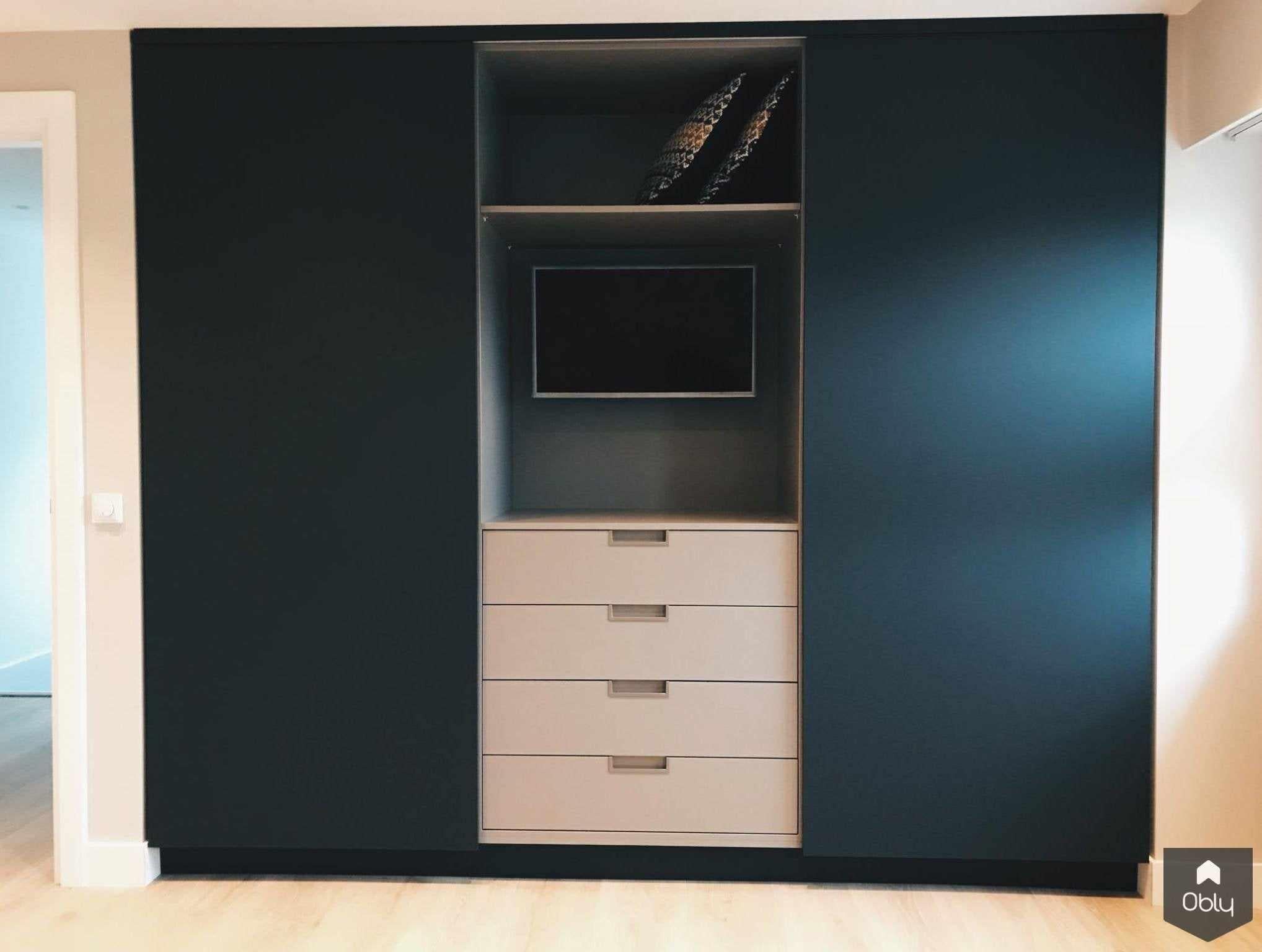 Maatwerk kastenwand met garderobekast en tv-meubel in één-Bjorn Interieurontwerp & Realisatie-alle,Slaapkamer-OBLY