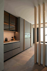 Maatwerk keuken warme scandinavische stijl-Elke Speck interieurontwerp-eiken keuken details,Houten details,Interieur,keuken,Keukeneiland,keukeneiland op maat,lattenwand keuken,lichte woonkeuken,maatwerk keukenontwerp,marmeren keukenblad,minimalistische keukenstijl,warme Scandinavische keuken-Maatwerk keuken warme Scandinavische stijl-OBLY