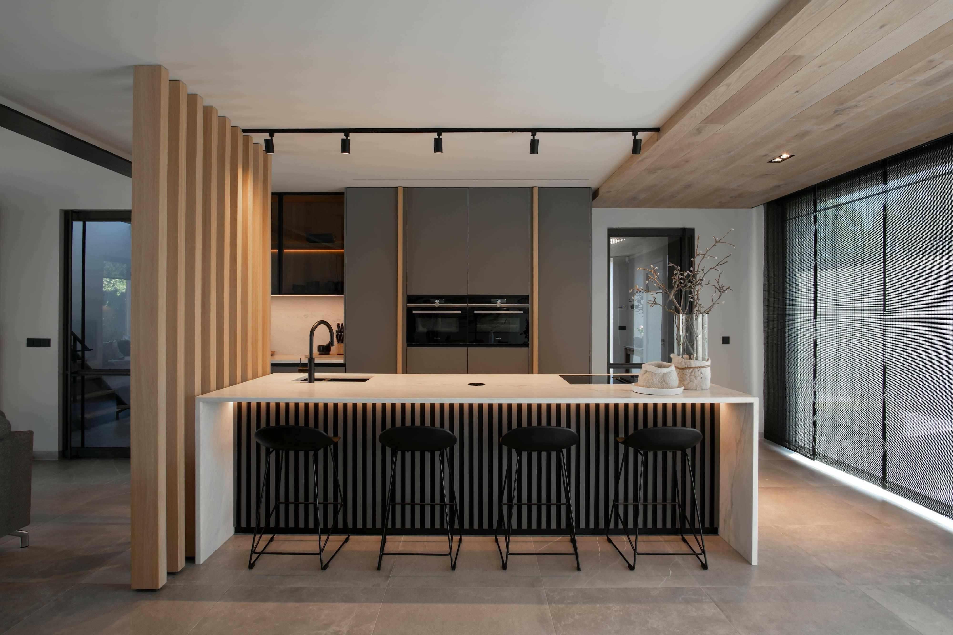 Maatwerk keuken warme scandinavische stijl-Elke Speck interieurontwerp-eiken keuken details,Houten details,Interieur,keuken,Keukeneiland,keukeneiland op maat,lattenwand keuken,lichte woonkeuken,maatwerk keukenontwerp,marmeren keukenblad,minimalistische keukenstijl,warme Scandinavische keuken-Maatwerk keuken warme Scandinavische stijl-OBLY
