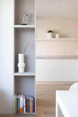 Maatwerk keukenontwerp-Elke Speck interieurontwerp-hoekkeuken op maat,ingewerkte verlichting,Keuken,maatwerk keukenontwerp,minimalistische keuken,moderne keuken inspiratie,ruimtelijke woonkeuken,strakke keukeninrichting,tijdloos keukenontwerp,warm witte keuken-Maatwerk keukenontwerp -OBLY