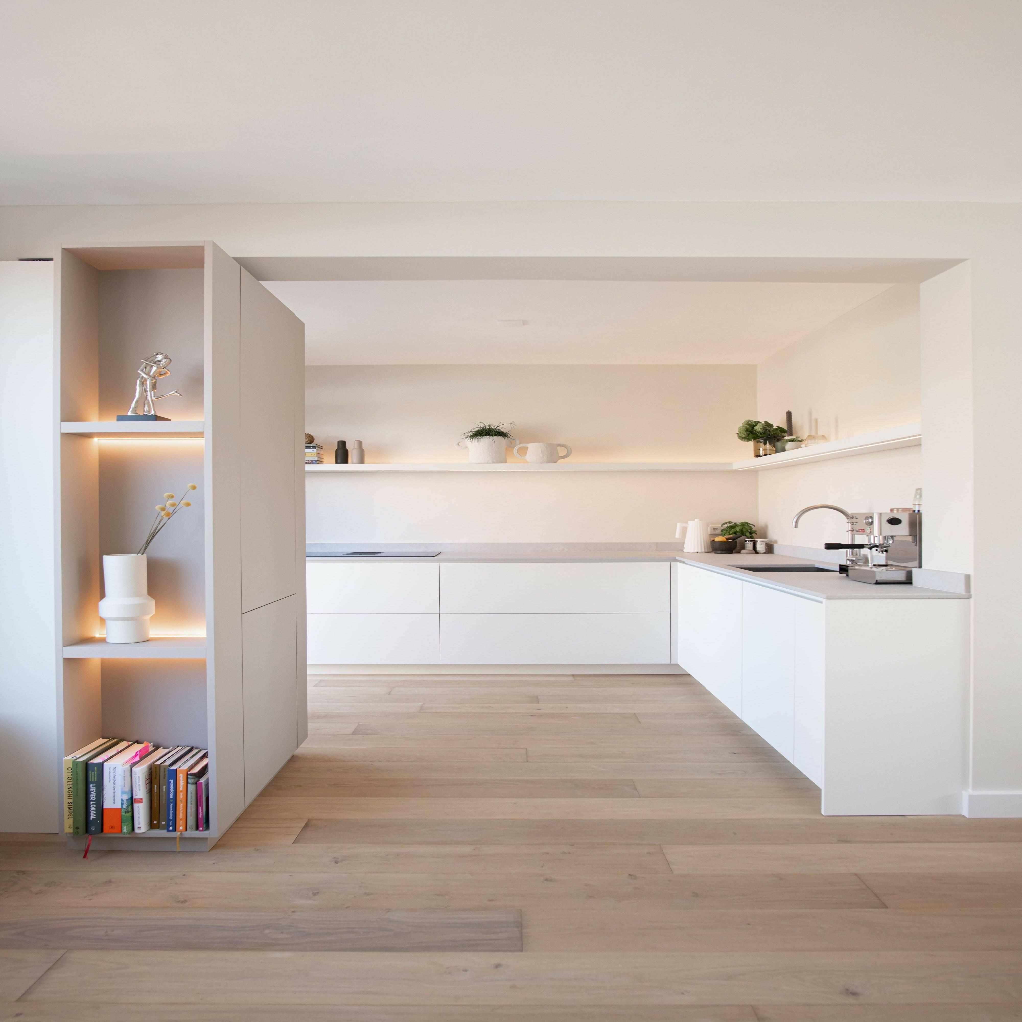 Maatwerk keukenontwerp-Elke Speck interieurontwerp-hoekkeuken op maat,ingewerkte verlichting,Keuken,maatwerk keukenontwerp,minimalistische keuken,moderne keuken inspiratie,ruimtelijke woonkeuken,strakke keukeninrichting,tijdloos keukenontwerp,warm witte keuken-Maatwerk keukenontwerp -OBLY