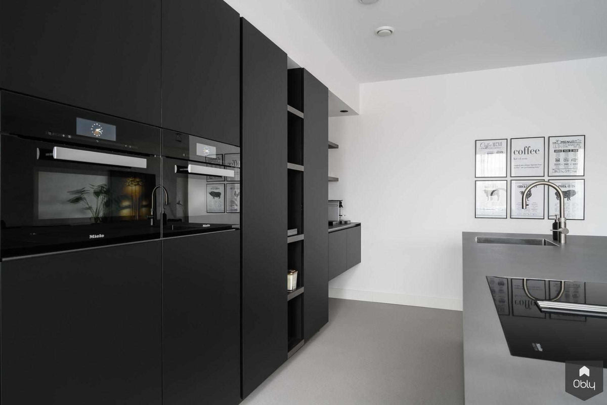 Mat zwarte keuken met groot kookeiland-Bert van Vlijmen-alle,exclusieve maatwerk keuken,Fenix keuken inspiratie,groot kookeiland keuken,Keuken,keuken met open vakkenkast,luxe keuken met eiland,minimalistische zwarte woonkeuken,moderne designkeuken-OBLY