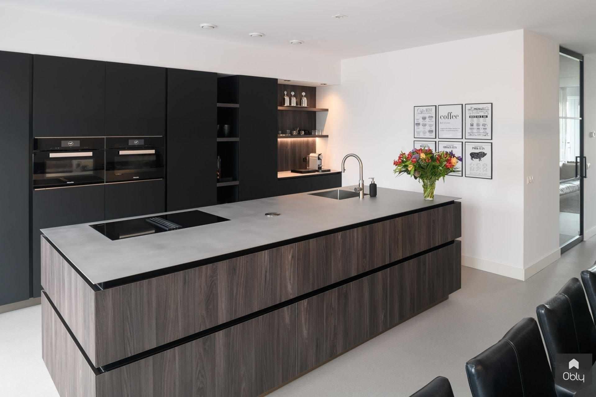 Mat zwarte keuken met groot kookeiland-Bert van Vlijmen-alle,Keuken-OBLY