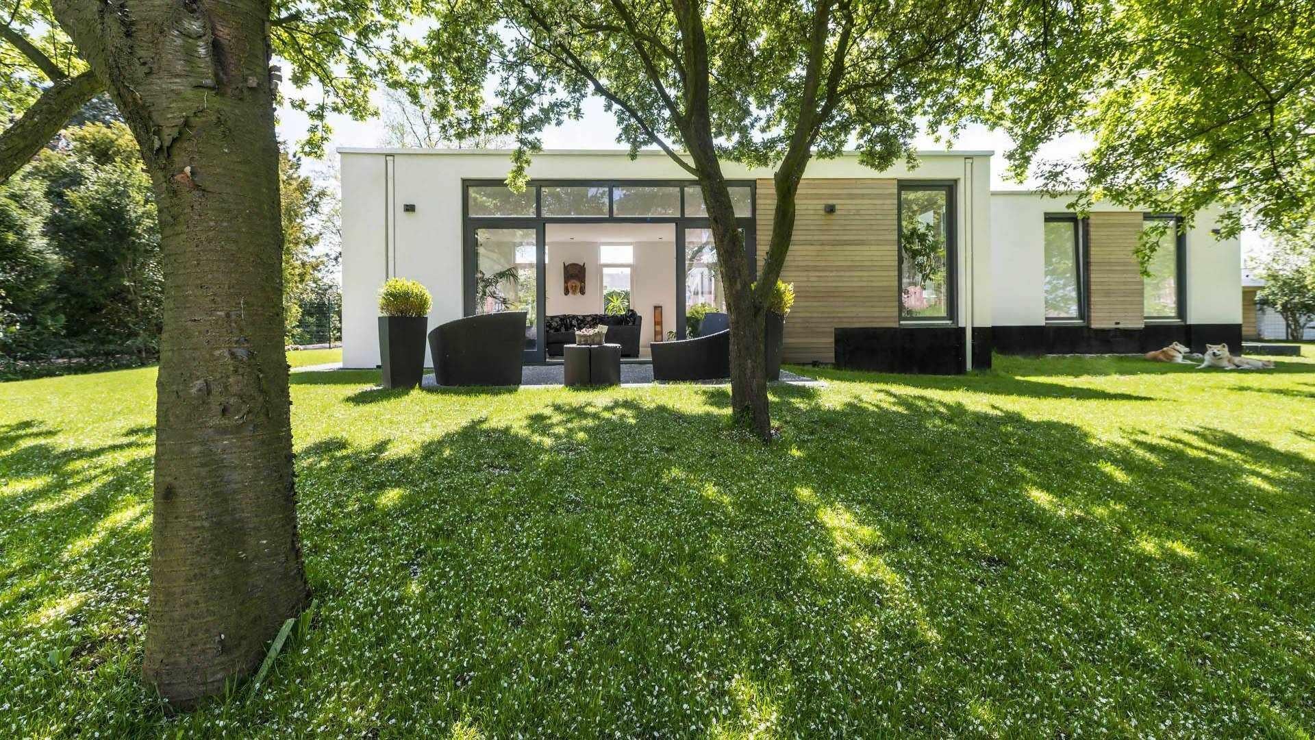Metamorfose bungalow-D11 Architecten-bungalow,grote ramen,modern,renovatie,stucwerk,tuinrelatie,Woonkamer- Metamorfose bungalow in groene omgeving-OBLY