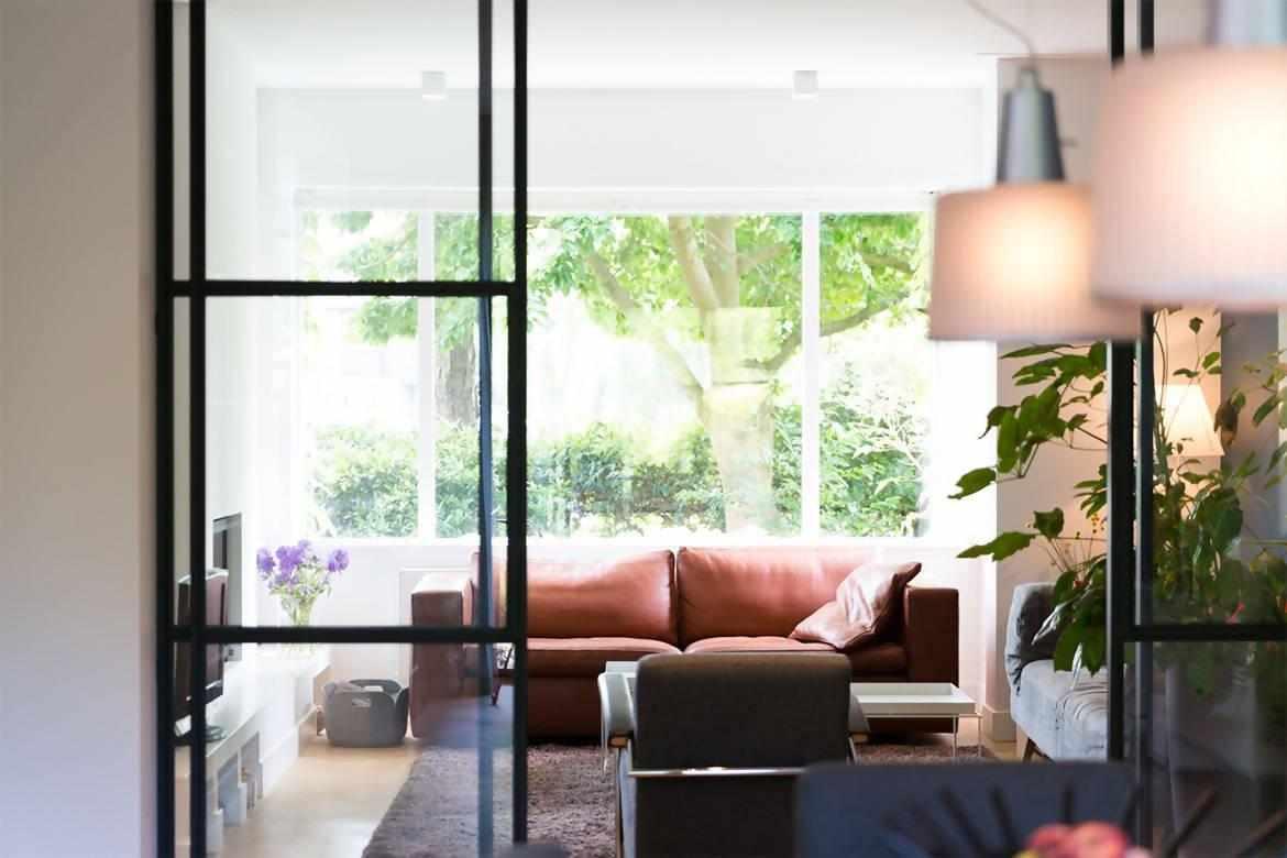 Modern jaren dertig heren hoekhuis-FOAM Architecten-lichte woonkamer interieur,moderne woonkamer,open woonkamer met keuken,stijlvolle woonkamer renovatie,Woonkamer,woonkamer met klassieke elementen-Een modern jaren dertig heren hoekhuis-OBLY