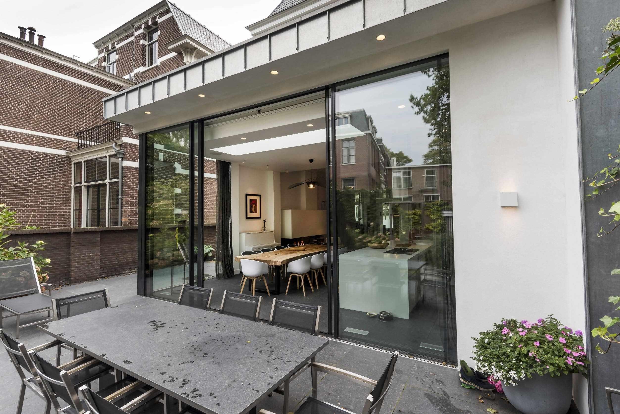 Moderne aanbouw-Stijn de Ruyter Interieurarchitectuur-Aanbouw,aanbouw villa,binnen buiten verbinding,grote raampartijen,haard,hout,modern interieur,moderne aanbouw,open leefruimte,renovatie,staal,uitbouw woning,warme materialen,woning uitbreiding,woonkeuken,zwart staal-OBLY