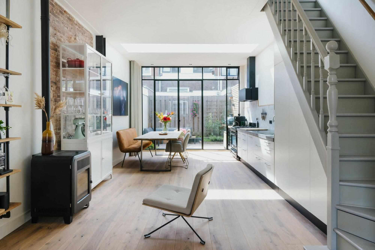 Moderne aanbouw oud huis in Utrecht-Jaren 30 architect-aanbouw jaren 30 huis,architectuur aanbouw woning,keuken aanbouw met glas,moderne aanbouw woning,moderne renovatie jaren 30 woning,open keuken aanbouw,woning uitbreiding met tuin,Woonkamer- Moderne aanbouw oud huis in Utrecht-OBLY