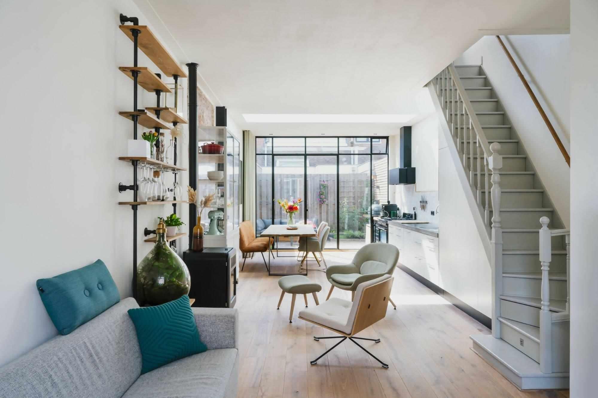 Moderne aanbouw oud huis in Utrecht-Jaren 30 architect-aanbouw jaren 30 huis,architectuur aanbouw woning,keuken aanbouw met glas,moderne aanbouw woning,moderne renovatie jaren 30 woning,open keuken aanbouw,woning uitbreiding met tuin,Woonkamer- Moderne aanbouw oud huis in Utrecht-OBLY