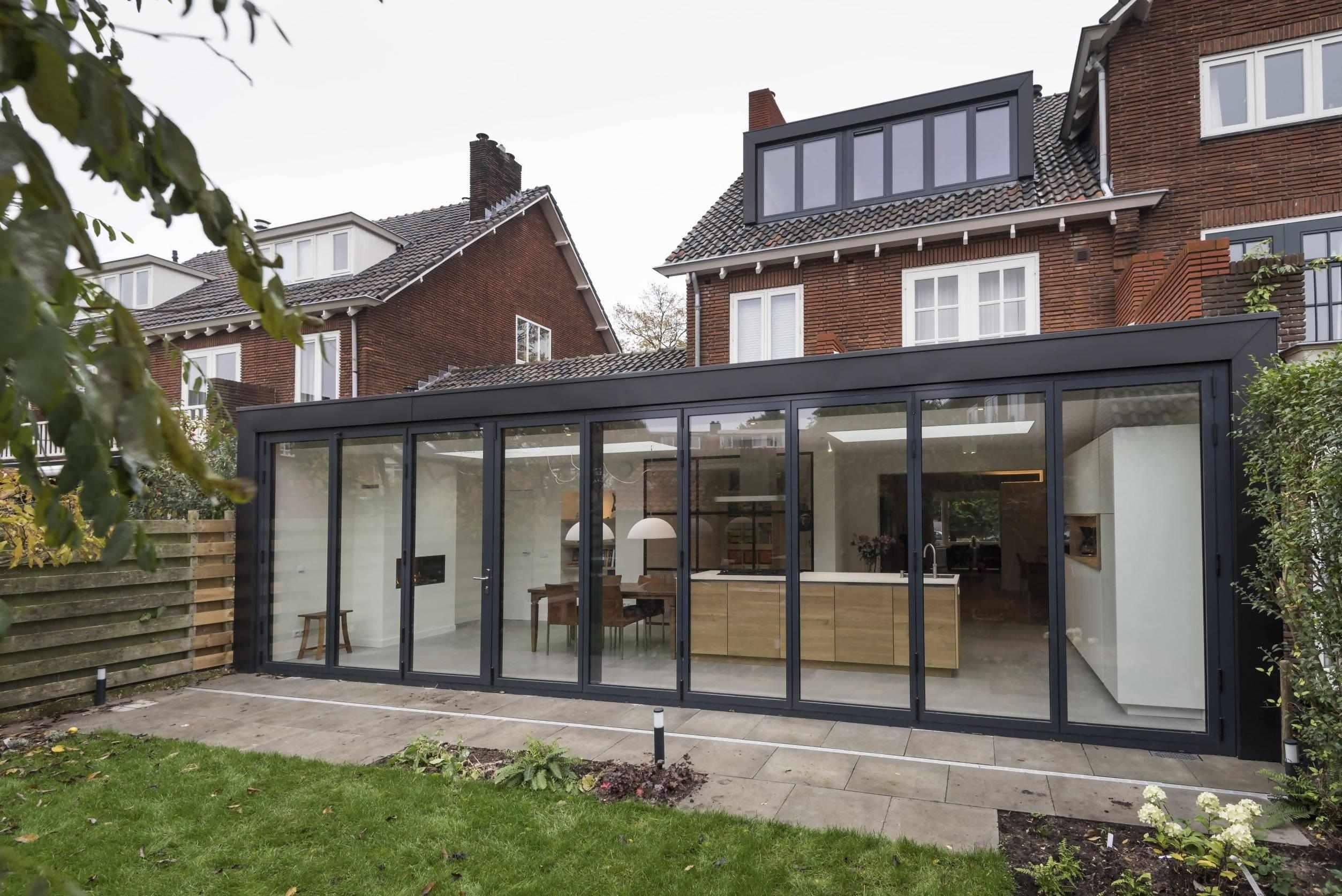 Moderne aanbouw volledige breedte-Stijn de Ruyter Interieurarchitectuur-Aanbouw,binnen buiten verbinding,grote raampartijen,harmonica pui,hout,minimalistisch,modern interieur,moderne aanbouw,natuurlijke materialen,open leefruimte,renovatie,uitbouw woning,warm interieur,wit interieur,woning uitbreiding-OBLY