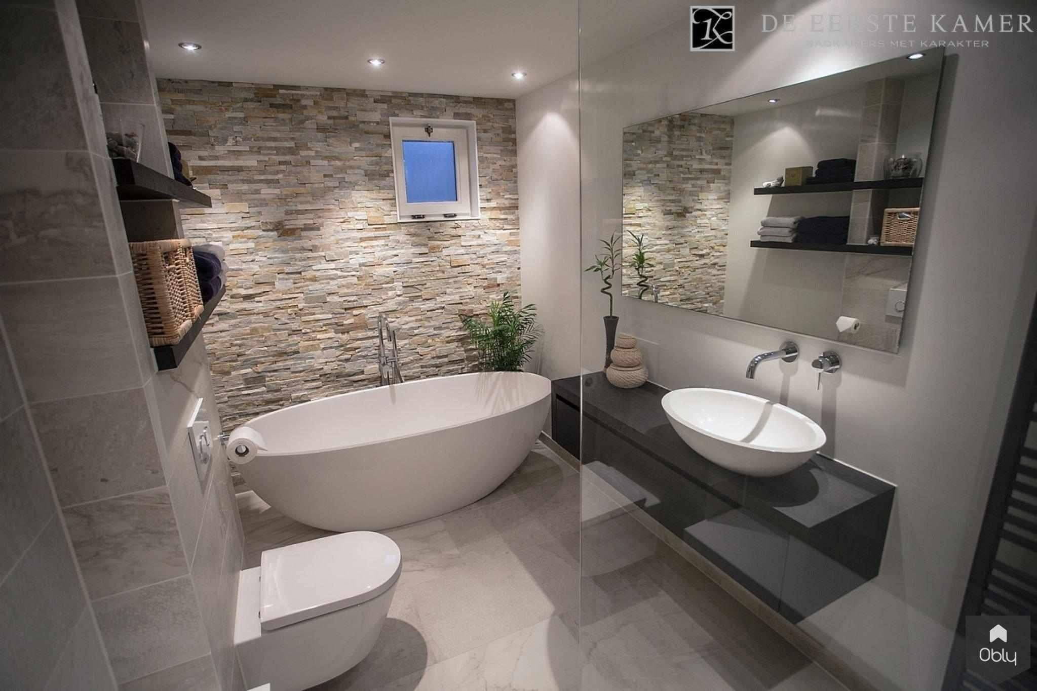 Moderne badkamer-De Eerste Kamer-alle,Badkamer,badkamer met douchebank,badkamer met hout en steen,badkamer met natuursteen wand,inloopdouche met bankje,luxe badkamer indeling,moderne badkamer inspiratie,natuurlijke badkamer materialen,ruime badkamer inrichting,vrijstaand bad design-OBLY