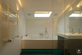 Moderne badkamer in gerenoveerde woning in Muiderberg-Maxim Winkelaar Architects-Badkamer,daklicht,ligbad,moderne badkamer,renovatie,strakke afwerking,uitbouw-Moderne badkamer in Muiderberg | Maxim Winkelaar-OBLY