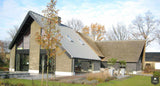 Moderne boerderijwoning met rieten dak en natuurlijke materialen-Architectenbureau Drijvers Oisterwijk B.V.-alle,Exterieur vrijstaand,landelijke architectuur,moderne boerderij,natuurlijke materialen,rieten dak,vrijstaande woning-Moderne boerderijwoning met rieten dak | Drijvers-OBLY