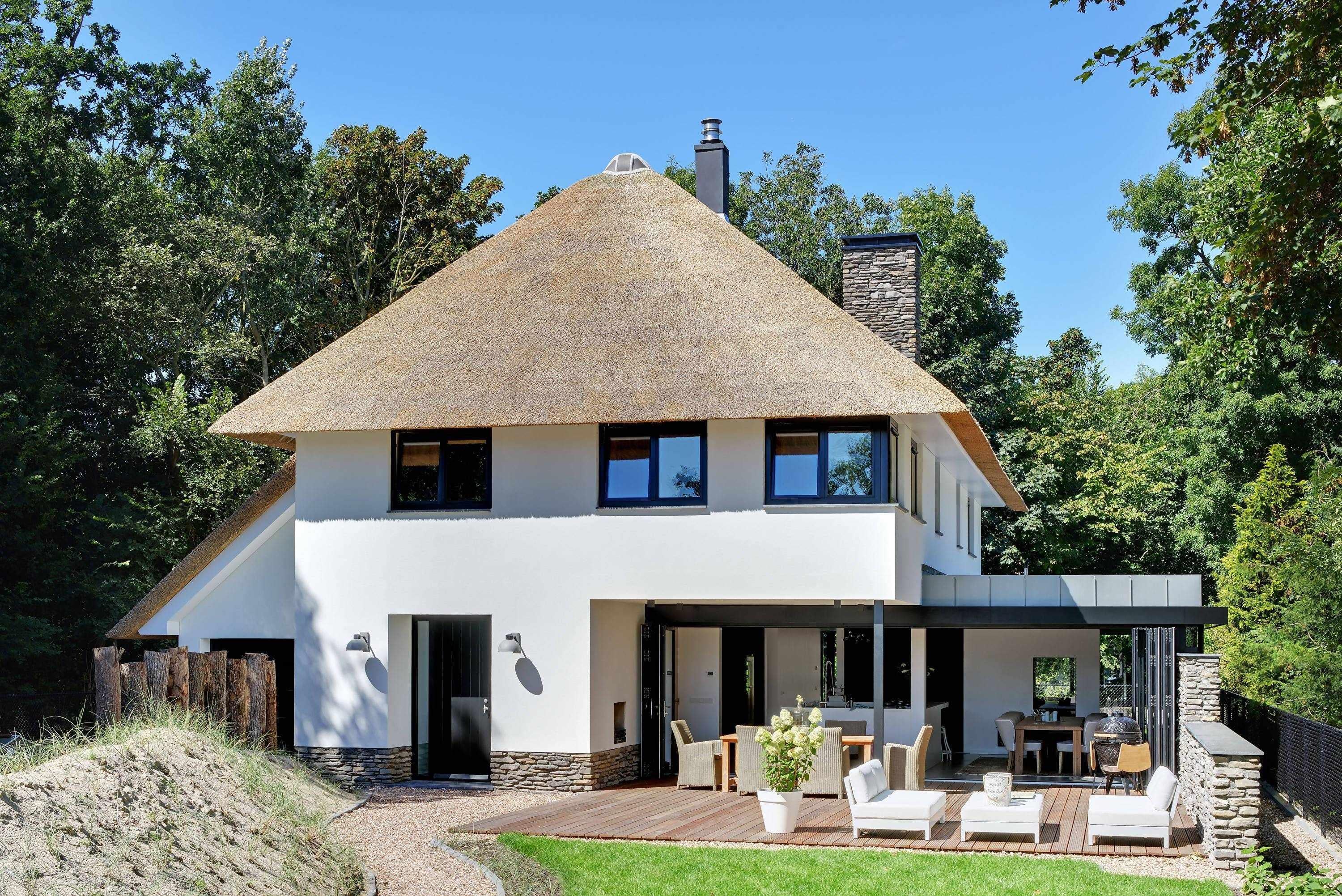 Moderne bosvilla met rieten kap-BNLA architecten-alle,Exterieur vrijstaand,Vrijstaand-Moderne bosvilla met rieten kap | OBLY.com-OBLY