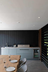 Moderne design buitenkeuken-COOXS-buitenkeuken met betonlook werkblad,design tuin met buitenverblijf,exclusieve wellness tuin,luxe buitenkeuken inspiratie,minimalistische buitenruimte,moderne buitenkeuken met barbecue,moderne design buitenkeuken,strakke tuinarchitectuur-Moderne cooxs design buitenkeuken -OBLY