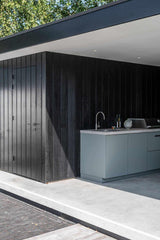 Moderne design buitenkeuken-COOXS-buitenkeuken met betonlook werkblad,design tuin met buitenverblijf,exclusieve wellness tuin,luxe buitenkeuken inspiratie,minimalistische buitenruimte,moderne buitenkeuken met barbecue,moderne design buitenkeuken,strakke tuinarchitectuur-Moderne cooxs design buitenkeuken -OBLY