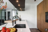 Moderne keuken met zwarte accenten-Keukenstudio Stormink-alle,Keuken-OBLY