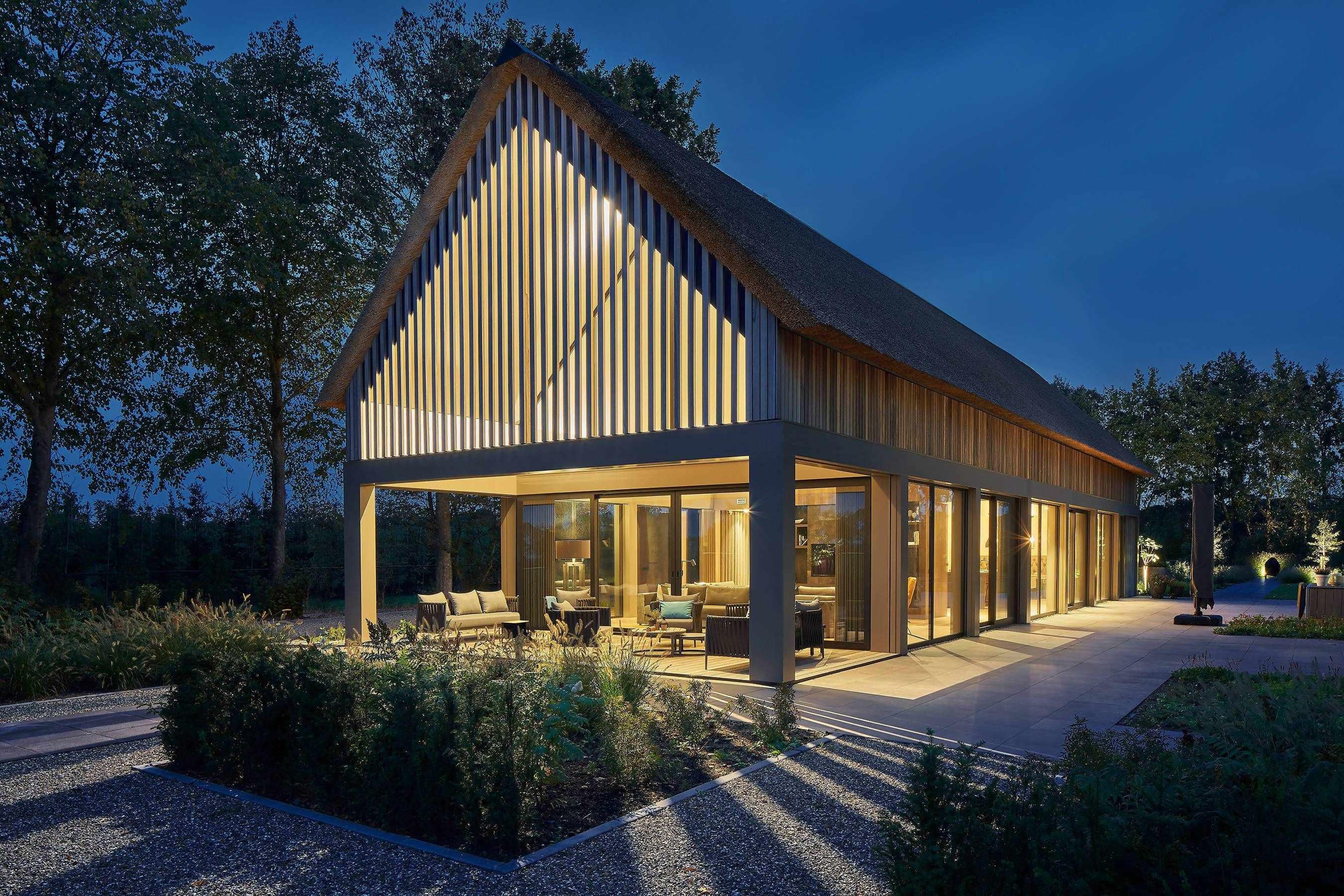 Moderne schuurwoning-Van Os Architecten-Exterieur,Exterieur vrijstaand,grote raampartijen,landelijke luxe,maatwerk meubel,modern interieur,open keuken,weids uitzicht-OBLY