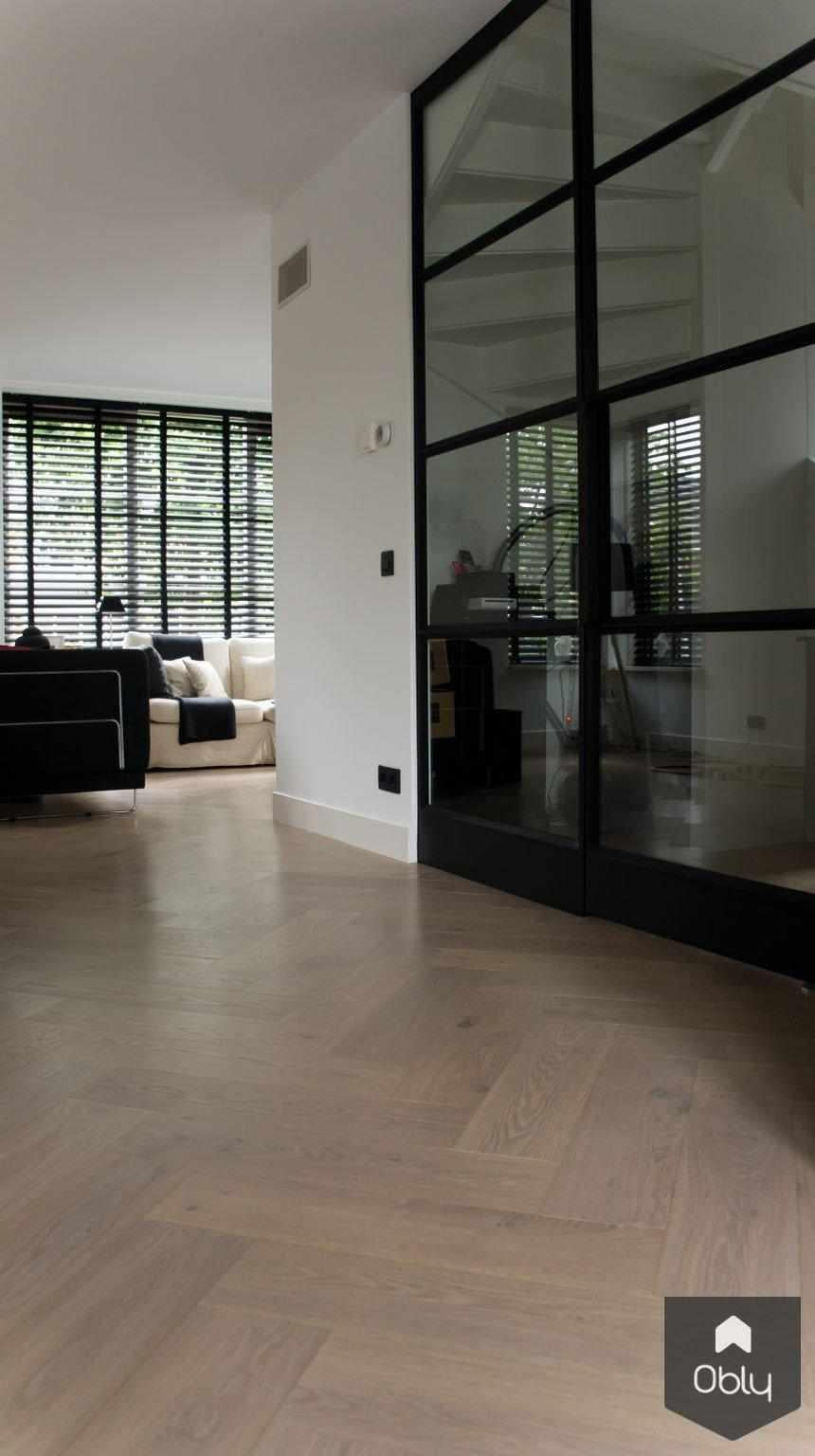 MoreFloors - Nieuwbouw woning voorzien van Eiken walvisgraat met band-MoreFloors-alle,exterieur nieuwbouw woning vloer,interieur walvisgraat parket,keuken eiken houten vloer,Woonkamer,woonkamer eiken walvisgraat vloer,woonkamer visgraat vloer design-OBLY