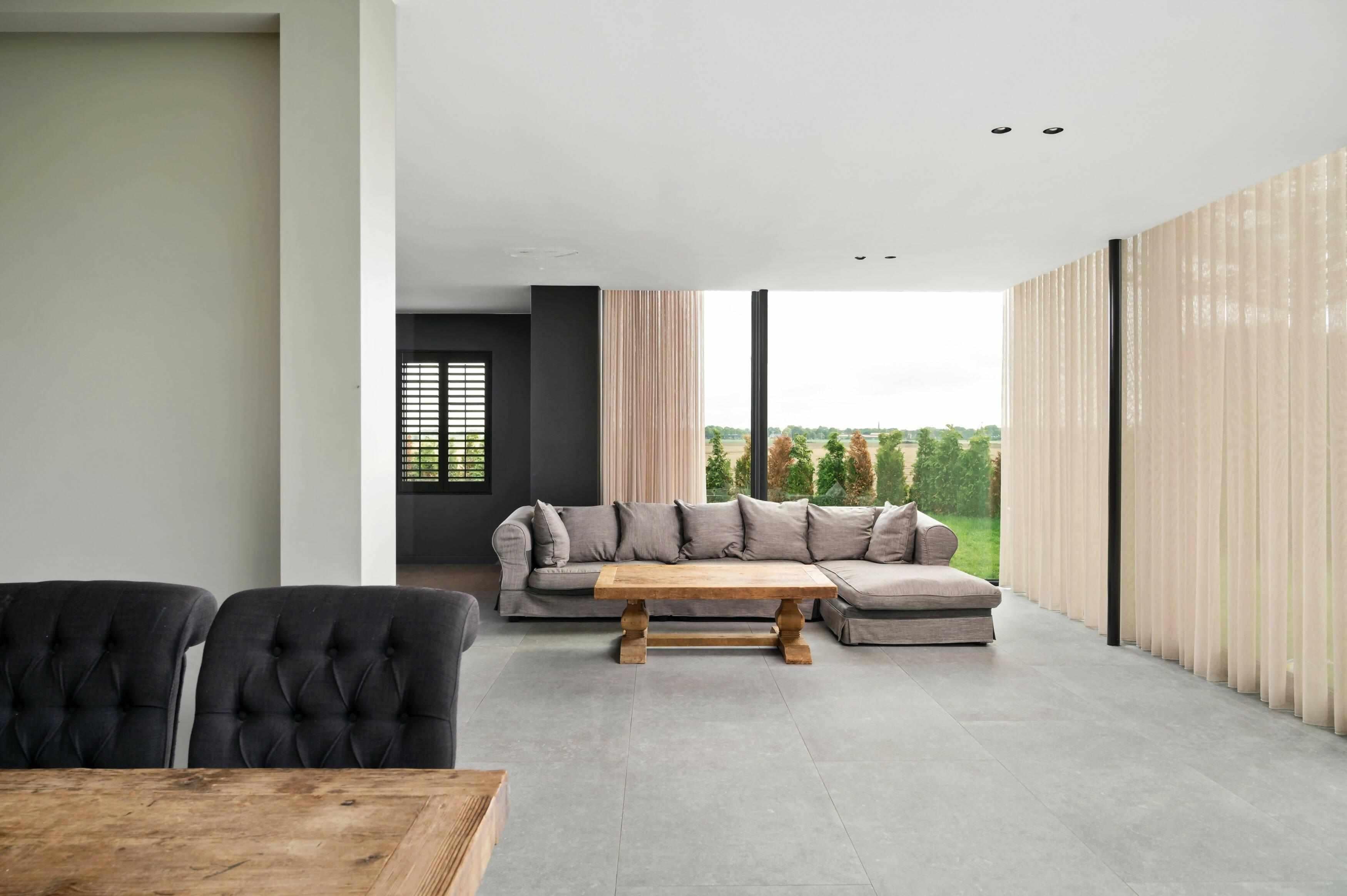 Natuurgetrouwe keramische tegels-Van den Heuvel & Van Duuren-luxe woonkamer design,minimalistische woonkamer interieur,moderne woonkamer,open woonkamer met tuinzicht,woonkamer,woonkamer met grote vloertegels-OBLY