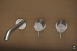 Natuurlijke warme badkamer-Fors design badkamers-alle,Badkamer,badkamer met aardetinten,badkamer met betonlook en hout,badkamer met zachte verlichting,minimalistische warme badkamer,moderne badkamer met natuurlijke materialen,natuurlijke badkamer inspiratie,organische badkamer stijl,rustige spa badkamer thuis,warme badkamer met houtlook-Warme badkamer met natuurlijke materialen | Fors Design-OBLY