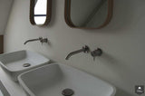 Natuurlijke warme badkamer-Fors design badkamers-alle,Badkamer,badkamer met aardetinten,badkamer met betonlook en hout,badkamer met zachte verlichting,minimalistische warme badkamer,moderne badkamer met natuurlijke materialen,natuurlijke badkamer inspiratie,organische badkamer stijl,rustige spa badkamer thuis,warme badkamer met houtlook-Warme badkamer met natuurlijke materialen | Fors Design-OBLY