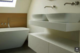 Natuurlijke warme badkamer-Fors design badkamers-alle,Badkamer,badkamer met aardetinten,badkamer met betonlook en hout,badkamer met zachte verlichting,minimalistische warme badkamer,moderne badkamer met natuurlijke materialen,natuurlijke badkamer inspiratie,organische badkamer stijl,rustige spa badkamer thuis,warme badkamer met houtlook-Warme badkamer met natuurlijke materialen | Fors Design-OBLY